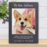 Personalisierter Haustier Hund Foto Veterinärmediz Fotoplatte<br><div class="desc">"Danke" an Ihren wunderbaren Tierarzt mit einer niedlichen personalisierten Foto-Plakette vom Hund! Personalisieren Sie Ihre Lieblings-Fotos mit dem Namen des Haustieres. Dieses tierärztliche Dankeschön wird ein Schatz bleiben. Kundenspezifische Anpassung für Tierärzte, Tierärzte oder Tierärzte. COPYRIGHT © 2020 Judy Burrows, Black Dog Art - Alle Rechte vorbehalten. COPYRIGHT © 2020 Judy...</div>