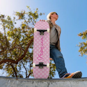 Personalisierter hellrosa Polka Dot Skateboard
