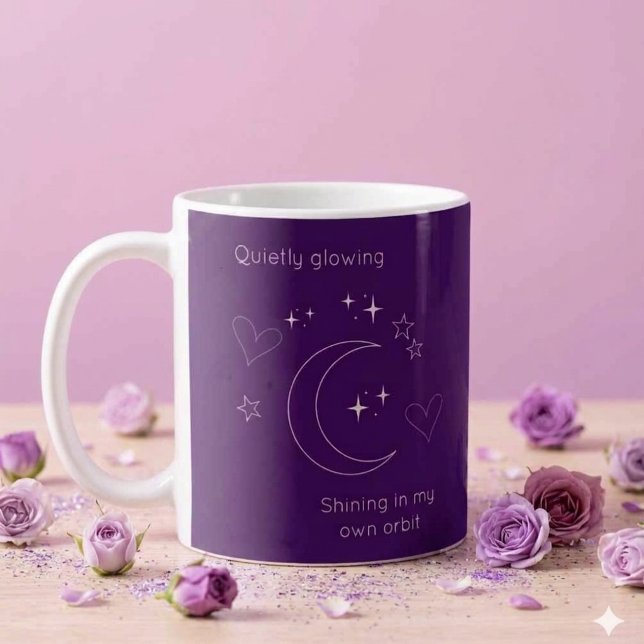 Personalisierter Himmel Design Kaffeebecher Kaffeetasse (Purple coffee mug with line art crescent moon, stars, hearts and customizable texts.)