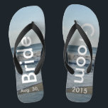 Personalisierter Hochzeits-Strand-Sand Flip Flops<br><div class="desc">Hübscher blauer Himmel mit hellen flaumigen weißen Wolken, blauem Meer, zusammenstoßenden Ozean-Wellen und Strand-Sand. Unisex drehen Sie Reinfälle mit dem Braut-und Bräutigam-Datum der Heirat geschrieben in einen weißen Farbtext um. PERSONIFIZIEREN Sie mit Ihrem Text auf den links und rechten Füßen, (oder dem Löschungstext, zum des Bildes nur zu zeigen). Das...</div>