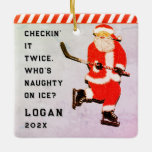 personalisierter Hockeyspieler Keramikornament<br><div class="desc">Klassischer "zweimal überprüfen" Eishockey-Feiertagssaft. Text bearbeiten,  um den Namen und das Jahr hinzuzufügen.</div>