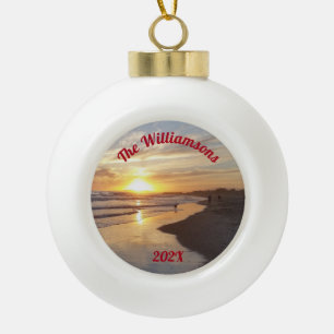 Personalisierter Hund am Strand bei Sunset Keramik Kugel-Ornament