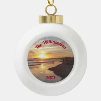 Personalisierter Hund am Strand bei Sunset Keramik Kugel-Ornament