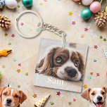 Personalisierter Hundeliebhaber des Fotos Schlüsselanhänger<br><div class="desc">Dieser niedliche Schlüsselanhänger verfügt über eine Silhouette Ihres geliebten Hundes und kann mit ihrem Namen angepasst werden. Es ist der perfekte Weg, um eine besondere Erinnerung Ihres Furry-Freundes mit Ihnen zu tragen, wo immer Sie hingehen. Ob als Geschenk für einen Hundeliebhaber oder als beliebtes Memento für sich selbst, dieser Schlüsselanhänger...</div>