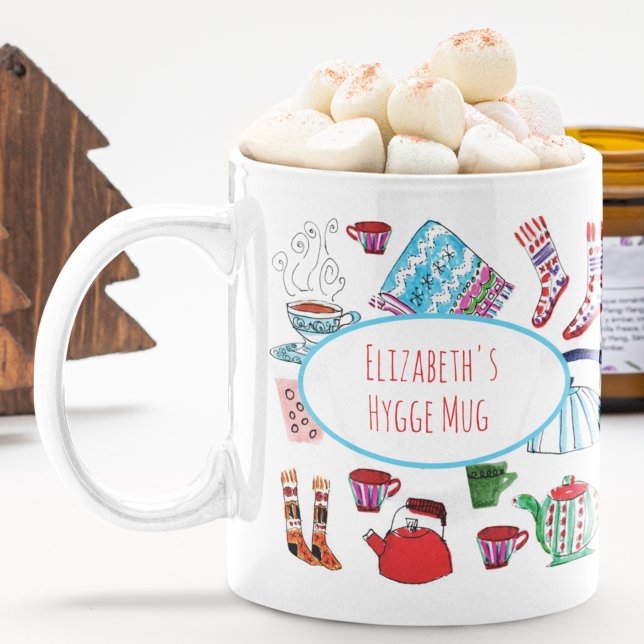 Personalisierter Hyge Hand gezogener Retro-Winterk Kaffeetasse (This retro cozy Christmas mug features my own hand-drawn colorful hygge ski lodge images.)