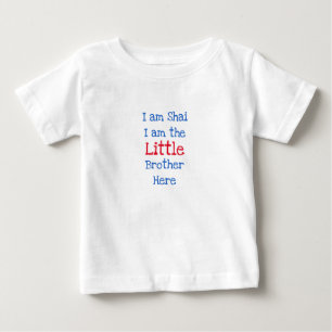 Personalisierter Ich bin der kleine Bruder hier Baby T-shirt