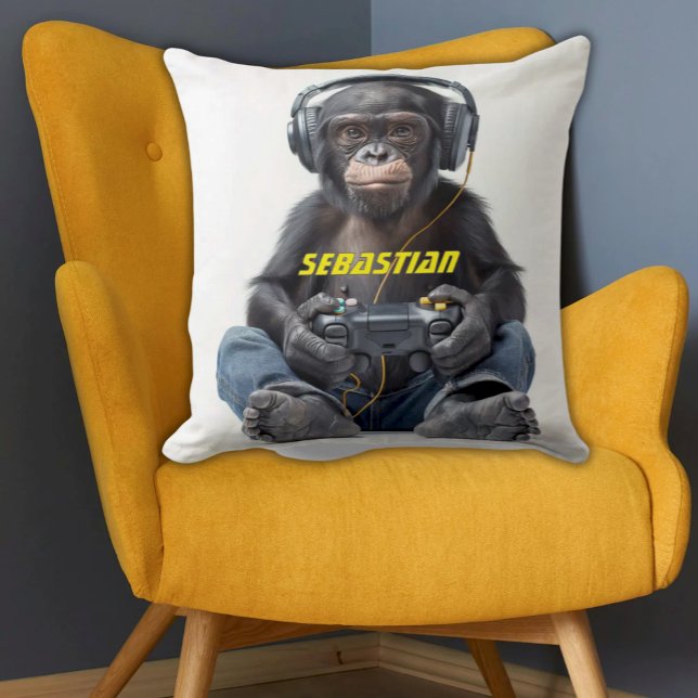 Personalisierter KatzenGamer-Chimp für Kinder Kissen (Funny Gamer Chimp Monkey playing video games and wearing headphones on white pillow. )