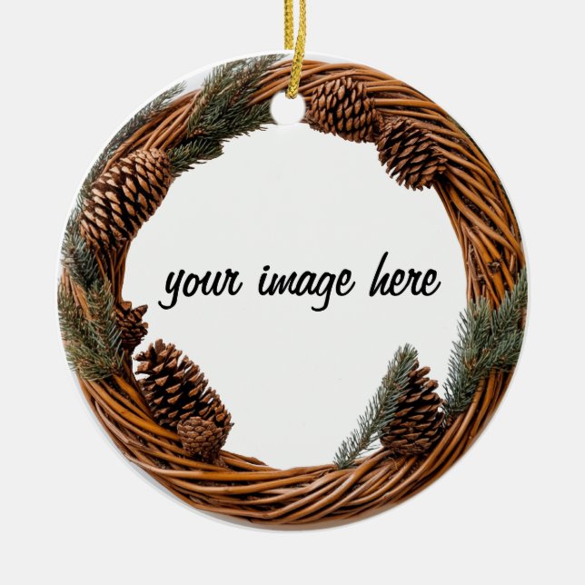 personalisierter Kiefernkranz Keramik Ornament (Vorne)
