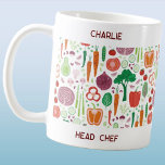 Personalisierter Koch Kaffeetasse<br><div class="desc">Ein lustiges Gemüsemuster,  perfekt für Ihren Lieblingskoch. Ändern Sie den Namen und den Kopf-Koch-Text zu personalisieren. Originelle Kunst von Nic Squirrell.</div>