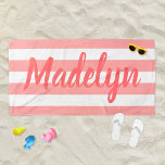 Personalisierter Korallenstrichname Strandtuch<br><div class="desc">Das personalisierte Strandtuchdesign zeichnet sich durch einen eigenen Text in modernen Korallenskripten aus,  der mit einem Vor- oder Nachnamen vor einem Muster weißer Streifen auf einem rot-rosa Hintergrund personalisiert werden kann. Farben und Schriftart-Stil können komplett angepasst werden.</div>