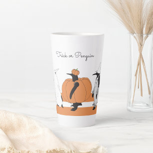 Personalisierter Kürbis-Pinguin Lustiger Halloween Milchtasse