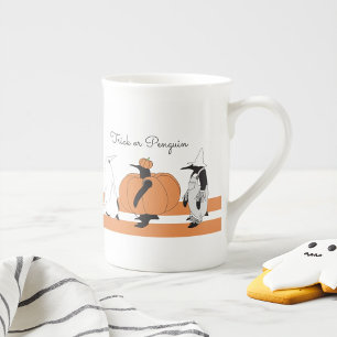 Personalisierter Kürbis Pinguin Lustiger Halloween Prozellantasse