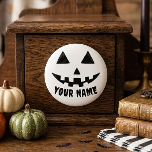 Personalisierter KürbisHalloween Name Black & Whit Keramikknauf