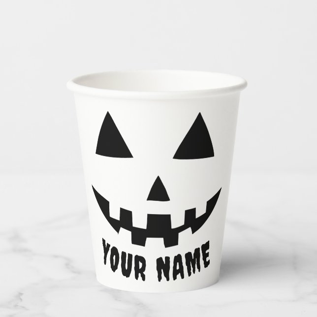 Personalisierter KürbisHalloween Name Black & Whit Pappbecher (Vorderseite)
