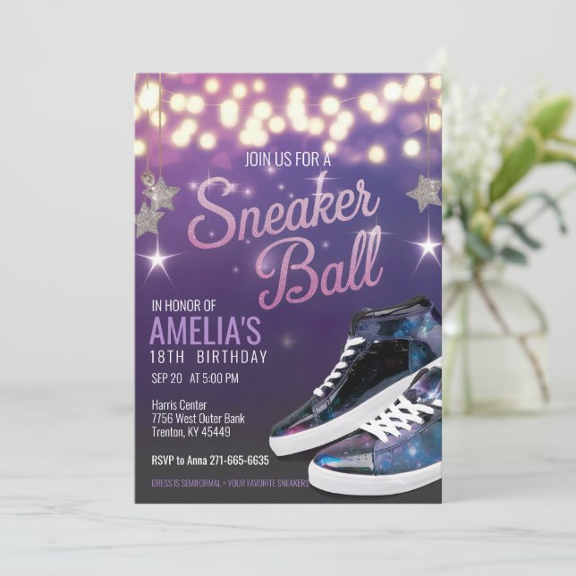 Personalisierter, lebendiger Violet Sneaker Ball G Einladung (Stehend Vorderseite)