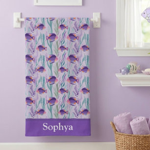 Personalisierter lila tropischer Fisch Badehandtuch