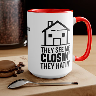 Personalisierter Makler, der mich beim Abschluss e Tasse