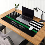 Personalisierter militärischer Offizier in dünner  Schreibtischunterlage<br><div class="desc">Die US-amerikanische Flagge ist in der US-amerikanischen Fahne in den Farben Military Flag (Military Flag). Perfekt für Militär, Armee, Grenzschutz, Grenzschutz, Grenzschutz, Naturschützer, Parkwächter, Wildwarde, bundesstaatliche Strafverfolgung. Personalisieren Sie diese Thin Green Line-Schreibtischmat mit Namen und Titel. Ideal für Army Abschluss Geschenke, Werbeaktion Geschenke, Abteilung Schreibtisch Namen Teller für jeden Offizier....</div>