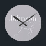Personalisierter moderner Familienname Runde Wanduhr<br><div class="desc">Das ist ein stilvolles, modernes, grau, personalisiertes Familiendesign. Es ist in trendigem Grau mit stilvoller Schriftzypografie. Dieses schicke Design ist ideal als personalisiertes Geschenk oder perfekt als eine neue Ergänzung zu Ihrer Wohngestaltung. Fügen Sie einfach Ihren Namen in das Textfeld ein, um eine persönliche Note zu erhalten. So ändern Sie...</div>