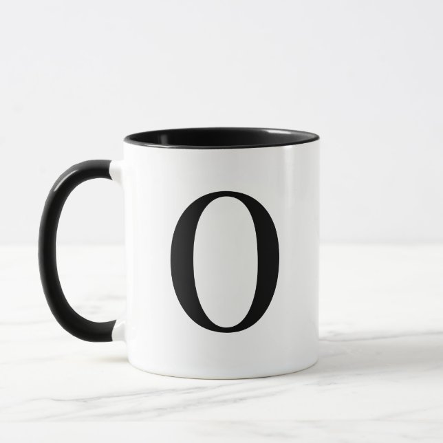 Personalisierter moderner schwarzer Monogramm-Buch Tasse (Links)
