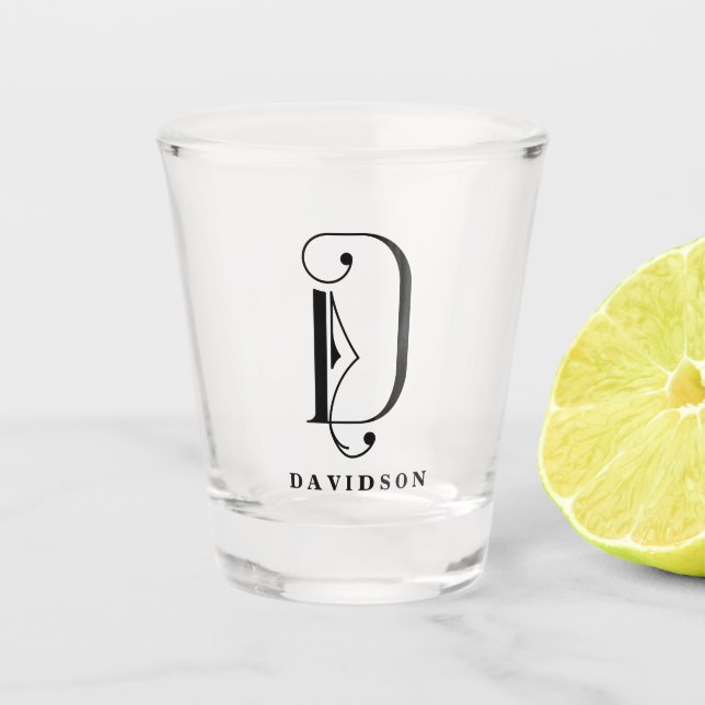 Personalisierter Monogram-Buchstabe D mit Nachname Schnapsglas (Vorderseite)