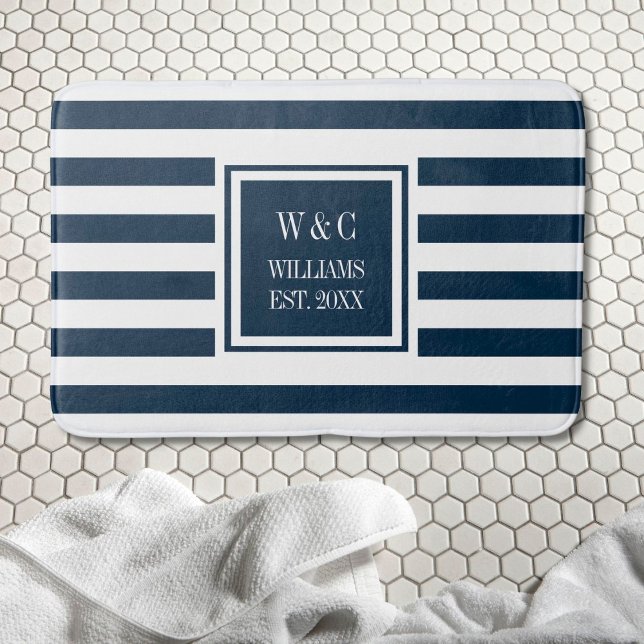 Personalisierter Monogram Navy Blue White Strip Badematte (Personalized Monogram Navy Blue White Stripe Bath Mat)