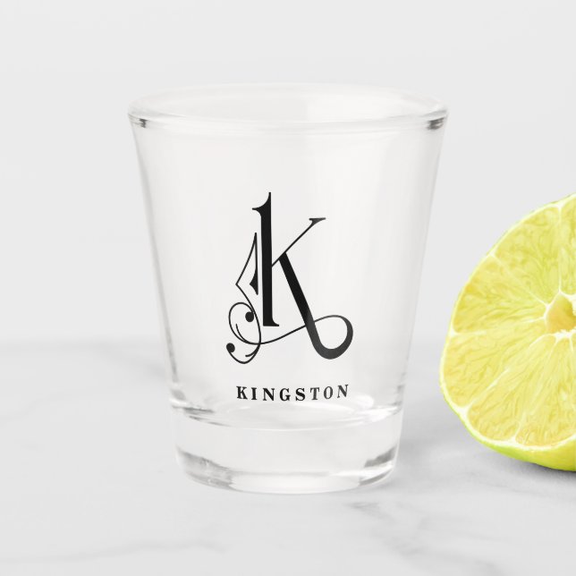 Personalisierter Monogramm-Buchstabe K mit Nachnam Schnapsglas (Vorderseite)
