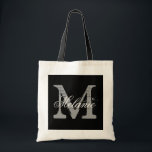 Personalisierter Monogramm Totbeutel | Schwarzweiß Tragetasche<br><div class="desc">Personalisierter Name Monogramm Totbeutel | Schwarzweißfarbe. Elegantes Logo-Design mit schönen mit Monogramm Buchstaben-Initialen. Niedliche Vintage Geschenkidee für Braut,  Blume Mädchen,  Trauzeugin und Brautmädchen bei Hochzeiten. Klassischer Skripttext mit schicken Hintergrundbuchstaben. Auch gut für Brautparty oder Junggeselinnen-Abschied.</div>