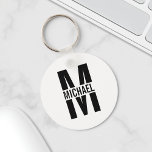 Personalisierter Monogramm- und Name-Schlüsselanhä Schlüsselanhänger<br><div class="desc">Personalisierte Monogramm- und Namensgeschenke mit personalisierten Monogramm in schwarzem,  modernem Sans Serif-Schriftart-Stil mit einer Namensbox in der Mitte des Monogramms. Perfekt als väterliche Tagesgeschenke für Papa,  Geschenke für Großvater,  Ehemann,  Bräutigam,  Trauzeuge,  Trauzeuge und mehr.</div>