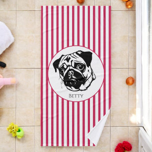 personalisierter Mops Hund trendy, stilvoll und in Badehandtuch