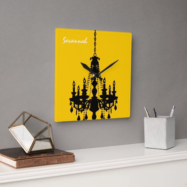Personalisierter Mustard Yellow Chandelier Clock Quadratische Wanduhr (Büro)