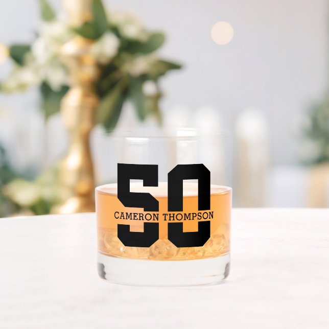 Personalisierter Name 50. Geburtstag Moderne Whiskyglas (Insitu (Hochzeit))