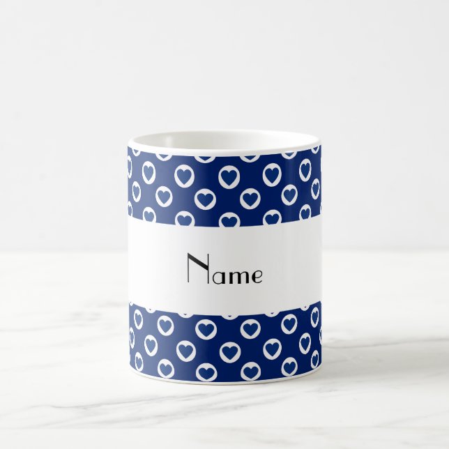 Personalisierter Name: blaue Herzpolka-Punkte Tasse (Mittel)