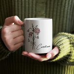 Personalisierter Name Coquette Geburtsdatum Blume  Kaffeetasse<br><div class="desc">Dieser personalisierte Schlamm mit einem feinen, von Hand gezeichnet Strauß der Geburtsstunde im Januar, der Nelke, ist das ideale Geschenk für eine Brautjungfrau, Mama oder Großmutter. Ob Sie eine Hochzeit feiern, einen Geburtstag feiern, oder einfach gewollt, um Ihnen zu danken, diese maßgeschneiderte Tasse fügt jedem Anlass eine sentimentale und elegante...</div>