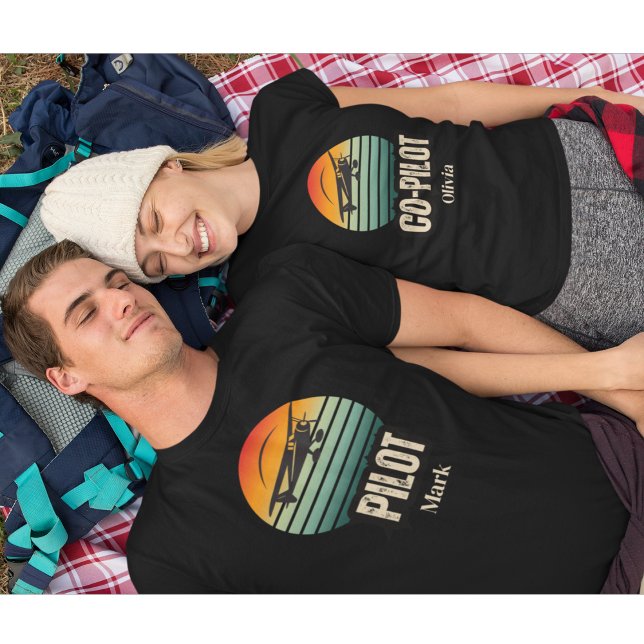 Personalisierter Name Couple Matching PILOT Sunset T-Shirt (Von Creator hochgeladen)