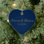 Personalisierter Name der Marine Datum Hochzeit Keramik Ornament<br><div class="desc">Personalisierter Name und Datum Hochzeitsherz Keramik Ornament. Elegantes,  klassisches,  minimalistisches Design. Imitate Goldtext,  marineblauer Hintergrund</div>