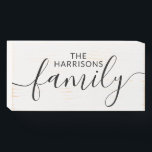 Personalisierter Name der Mauer Holzkisten Schild<br><div class="desc">Fügen Sie Ihrem Zuhause ein Familienzeichen hinzu,  oder geben Sie es jemandem,  der Ihnen die Welt bedeutet! Wanddekoration für das Bauernhaus,  die Hütte oder die Hütte am Strand. Individuelles Familienzeichen mit eleganter Kalligrafie. Eine perfekte Touch für Ihre Wohngestaltung oder als Hauswärmespende.</div>