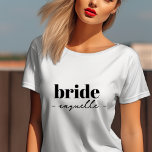 Personalisierter Name der modernen Braut T-Shirt<br><div class="desc">Dieses Shirt ist ideal für Junggeselinnen-Abschiede und Brautpartys! Modernes Design in Schwarz und Weiß mit dem Wort "Braut" in einem klassischen kleinen Schriftart. Sie können dieses Design leicht mit dem Namen der Braut personalisieren,  der in handgeschriebener Schrift angezeigt wird.</div>