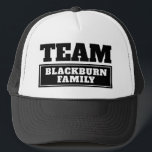 Personalisierter Name der schwarzen Mannschaft ode Truckerkappe<br><div class="desc">Typografisches Grafikteam-Event in Schwarz/Weiß. Reads: Team und dann personalisieren Sie mit Ihrem Teamnamen. Ideal für Teamevents,  Ansammlung,  Sportereignisse,  Gebäude-Events und vieles mehr. Design: www.mylittleeden.com</div>