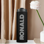 Personalisierter Name der Schwarzen Modernen Typog Thermosbecher<br><div class="desc">Behalt warme und kalte Getränke mit diesem trendigen,  isolierten,  schwarzen Thermalwäscher mit dem Namen in weißer,  moderner Typografie. Bearbeiten Sie Ihren Thermalwäscher und ersetzen Sie den Namen mit dem gewünschten Namen. Ideal für ein Geburtstagsgeschenk,  Hochzeitsgeschenk,  Trauzeuge,  etc.</div>