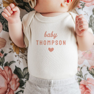 Personalisierter Name des Babys Rosa Herzankündigu Baby Strampler