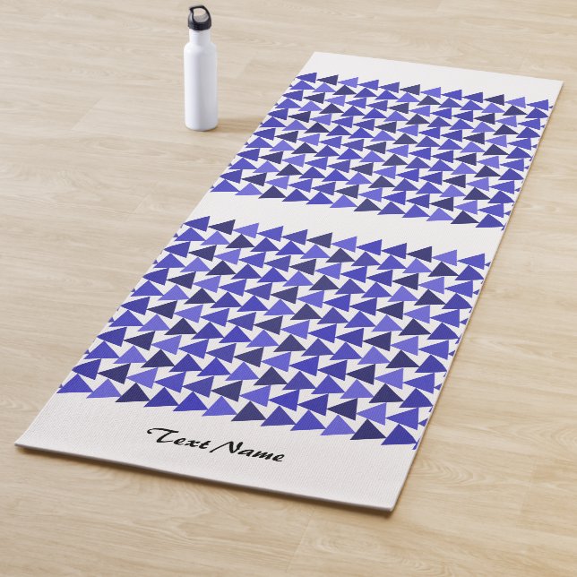 Personalisierter Name des Dreiecksmusters mit blau Yogamatte (Beispiel)