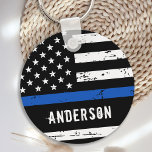 Personalisierter Name des Polizeibeamten Thin Blue Schlüsselanhänger<br><div class="desc">Personalisiert Thin Blue Line Schlüsselanhänger - Amerikanische Flagge in der Farbe der Polizei Flag, gestörtes Design . Personalisieren Sie Ihre Bestellung mit dem Namen oder der Abteilung des Referenten. Dieser personalisierte polizeiliche Schlüsselanhänger ist ideal für Polizeidienststellen oder als Gedenkstätte. COPYRIGHT © 2020 Judy Burrows, Black Dog Art - Alle Rechte...</div>