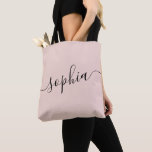 Personalisierter Name des rosa Skriptes<br><div class="desc">Chic rosa und schwarz personalisiert etikettierte Tasche mit individuellem weißen Namen oder jeder Text für Bräunungsgeschenke, Junggeselinnen-Abschiede, Geburtstagsfavoriten, Mädchen reisen Keepsakes und Abschluss Geschenk für niedliche Uni und Schlafzimmeraufbewahrung. Ideal für Sport- und Hobby-Equipment Lagerung und Transport. Farben und Schriftart können bearbeitet werden, klicken Sie einfach auf "Weitere Anpassung", um den...</div>