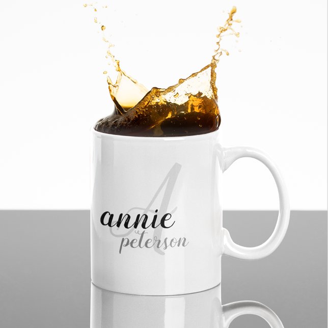 Personalisierter Name. Ein Monogramm auf Buchstabe Tasse (stylish monogrammed mug)