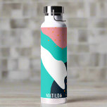 Personalisierter Name Einzigartiger Abstrakter Reg Trinkflasche<br><div class="desc">Genießen Sie Ihren Durst stilvoll mit unserer stilvollen Abstrakten Muster Art Monogram Water Flasche. Dieses elegante und lebendige Accessoire ist mehr als nur ein Hydratationsbegleiter; es ist ein Statement-Stück,  das Funktionalität mit zeitgenössischer Kunst verbindet. Bleibe erfrischt und mache einen kühlen Eindruck,  wo immer du hingehst!</div>