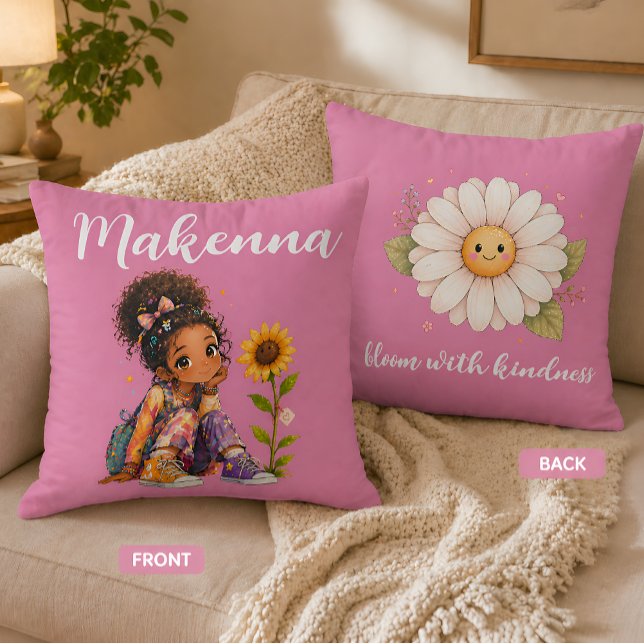 Personalisierter Name für ein Mädchen mit dunklen  Kissen (Von Creator hochgeladen)