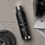 Personalisierter Name für eine Minimalistische Mon Trinkflasche<br><div class="desc">Personalisierte Einfache Schwarzweiß-Minimalistische Monogramm Name Wasser Flasche</div>