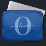 Personalisierter Name für Monogramm Laptopschutzhülle<br><div class="desc">Dieses elegante Monogramm und das stilvolle Script-Namensdesign können als Geschenk für Geburtstag, Hochzeit, Brautparty, Jubiläum, Muttertag oder jeden Anlass gegeben werden. Es kann mit dem Namen und dem Namen der Person personalisiert werden. Sie können den Schriftart, die Farbe des Schriftartes, die Größe des Schriftartes und die Hintergrundfarbe mit dem Design-Tool...</div>