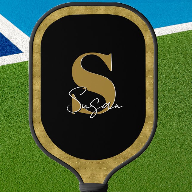 Personalisierter Name für Monogramm-Skripte Pickleball Schläger (Pickleball paddle that is elegant and stylish. Gold and black monogrammed design. )